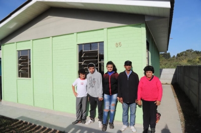 Prefeitura entrega 10 casas para famílias iratienses
