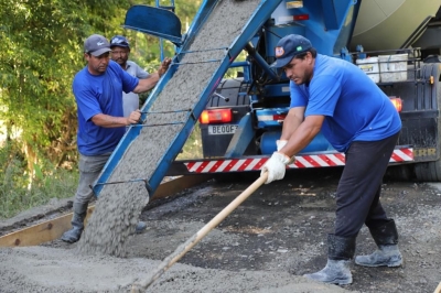 Prefeitura inicia teste com pavimentação em concreto na área rural