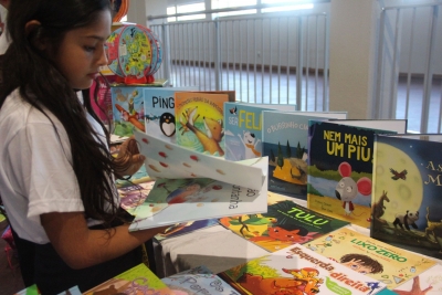 Escolas e CMEIs de Irati recebem acervos literários com mais de 300 títulos