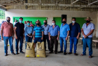 Município entrega 20 toneladas de sementes de feijão aos agricultores atingidos por granizo e estiagem 
