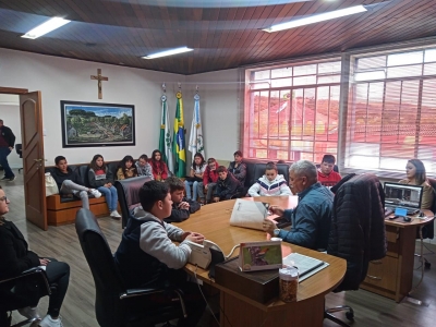 Alunos da Escola Municipal Antonina Fillus Panka visitam a Prefeitura